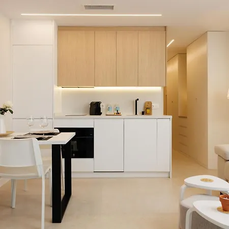 Marbella Banus Suites - Banus - Medina Garden - Brand New 1Br - 1Ba - Outdoor Terrace - Bright & Modern - Pool - Steps From Puerto Banus Marina - Walk To El Corte Ing Luxury Shopping Mall Lägenhet Marbella